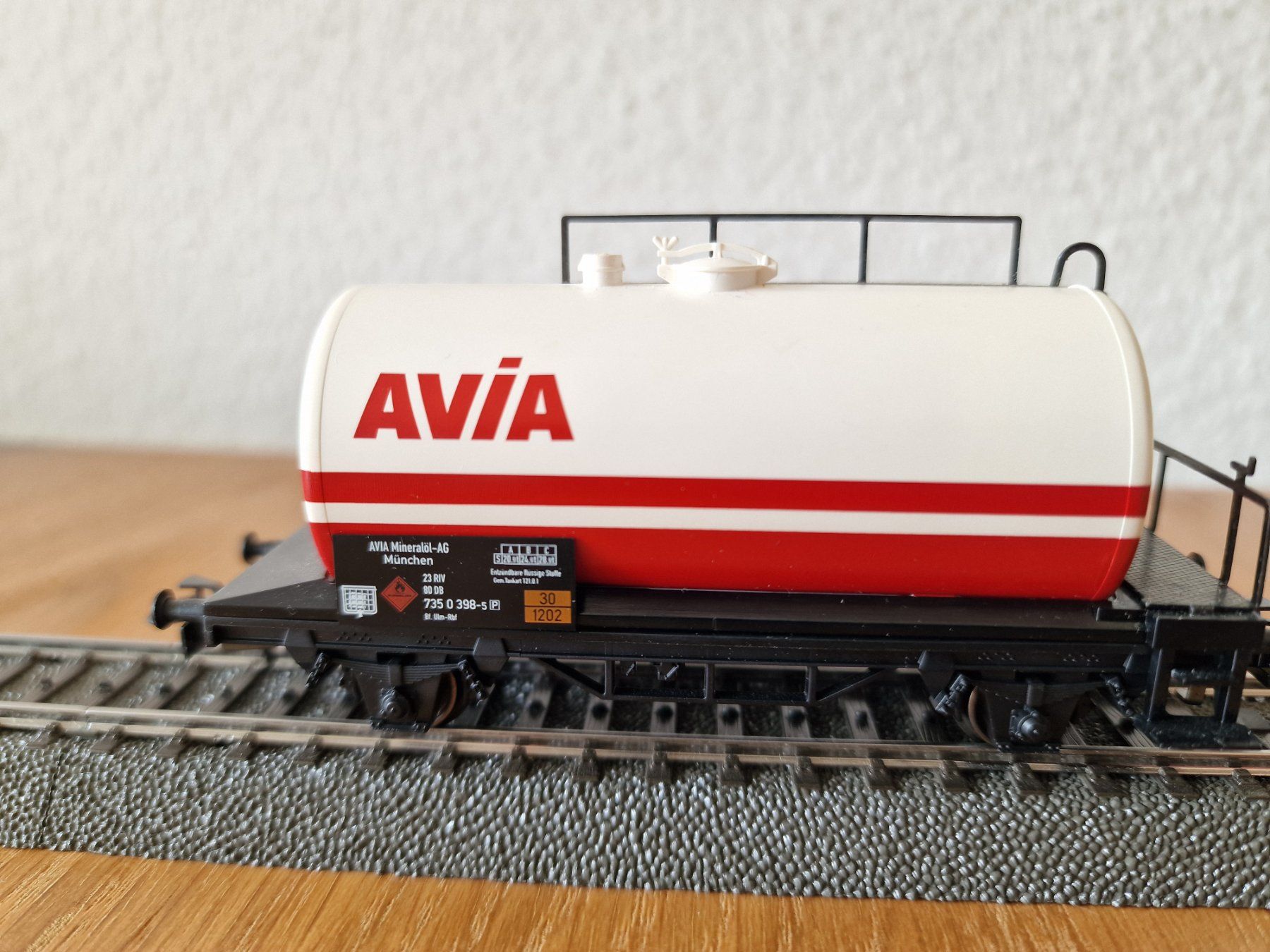 Märklin Modelleisenbahnen: Märklin Tankwagen AVIA H0 – Gebraucht aus Matten b. Interlaken von lor_hr9w 3