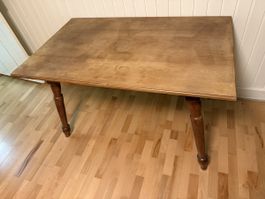 Alter Holztisch Esstisch mit gedrechselten Beinen
