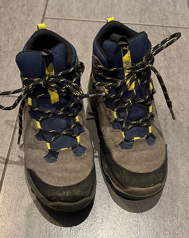 Decathlon Scarpe per ragazzi: Kinderwanderschuhe Quechua Gr. 33 – Usato da Humlikon venduto da Pflanze2