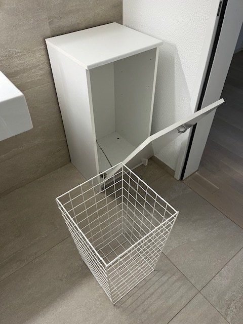 Mobili per bagno: Bläuer Wäschekorbmöbel 40x36x80,5 cm – Usato da Aarau venduto da Obdulia 2