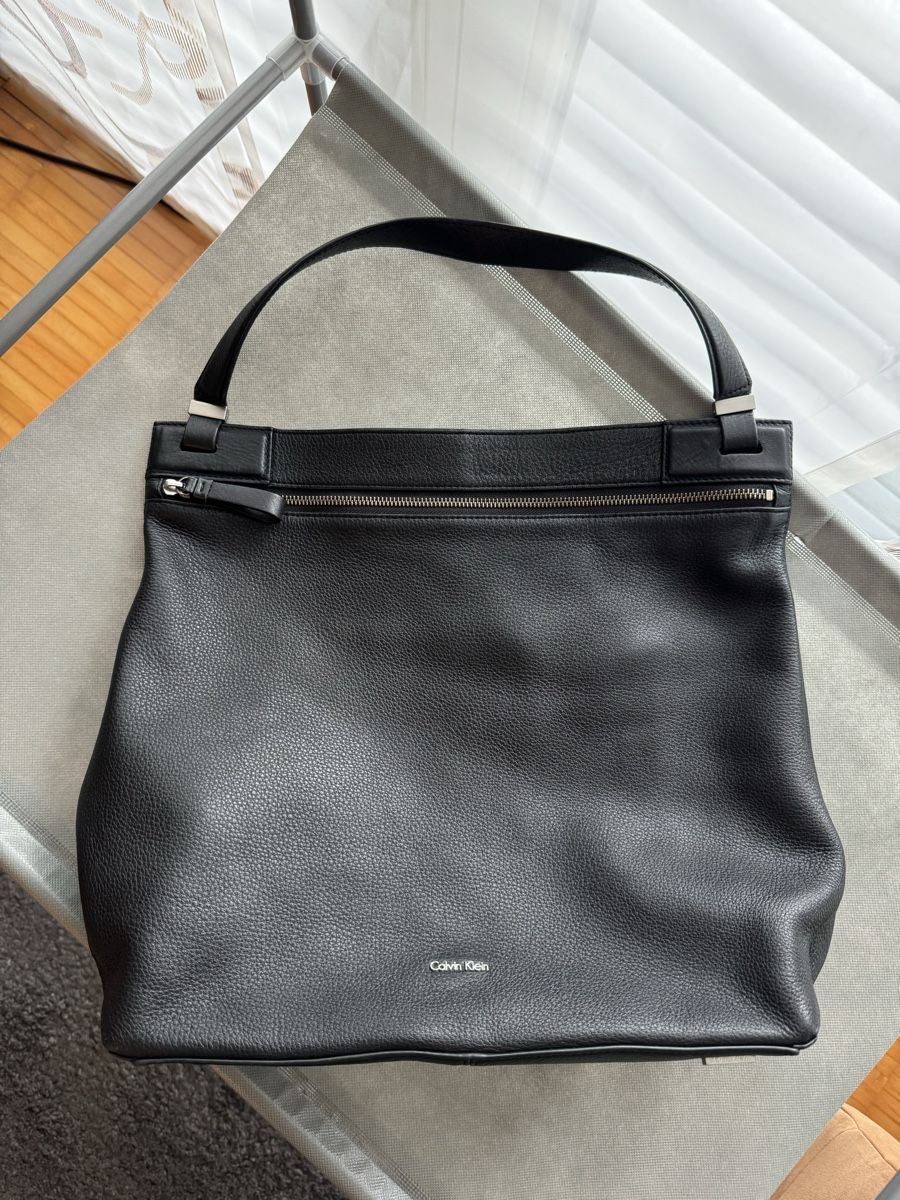 Calvin Klein Borse da donna: Schwarze Ledertasche Calvin Klein, geräumig & stylisch – Usato da Baden venduto da CompraCaro