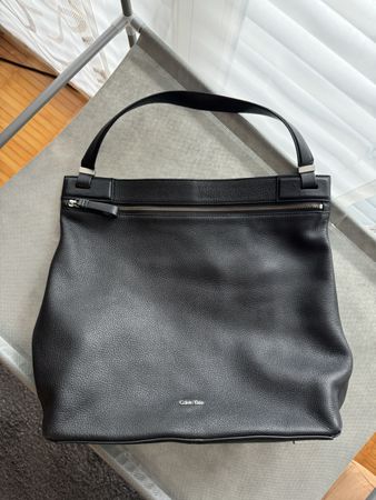 Schwarze Ledertasche Calvin Klein, geräumig & stylisch