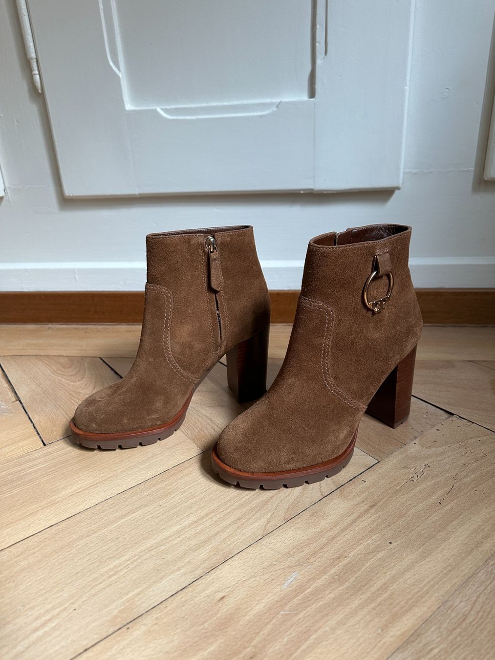 Tory Burch Chaussures femmes: TORY BURCH - Wildleder Stiefelette braun 35.5 – D'occasion à Zürich par Diazaio