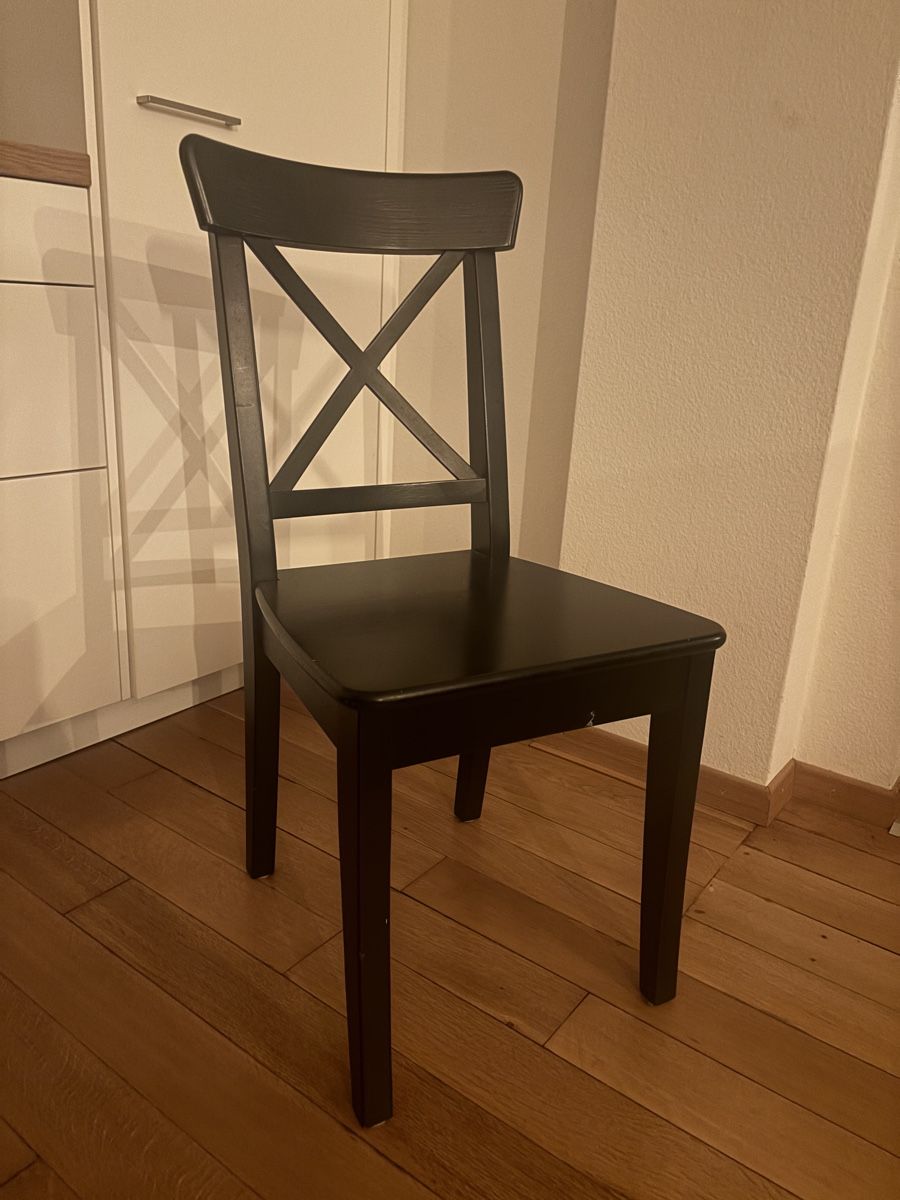 Sedie: 2x Schwarze robuste Holzstühle – Usato da Zürich venduto da YA-LE 1