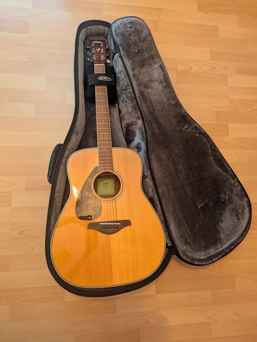 Strumenti musicali: Guitare Yamaha gaucher – Usato da Penthéréaz venduto da Gnocchi05