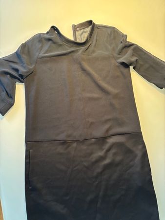 Schwarzes Kleid