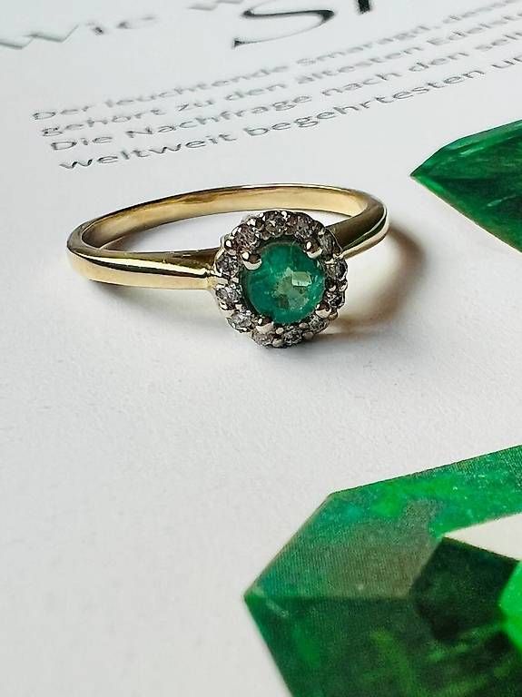 Anelli: Goldring mit Smaragd und 12 Diamanten. – Usato da Thalwil venduto da han_2b8c 3