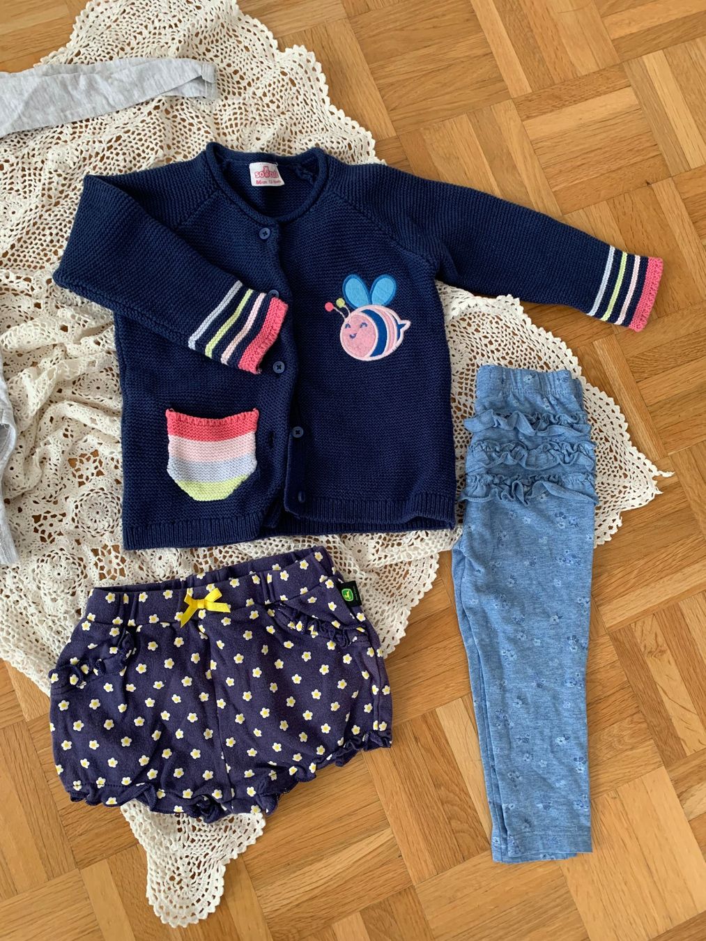 Lotti & Set di vestiti: Jacke, Leggins + 2 Bodys Gr.86 + Cadeau – Usato da Moutier venduto da chDuplessy 1