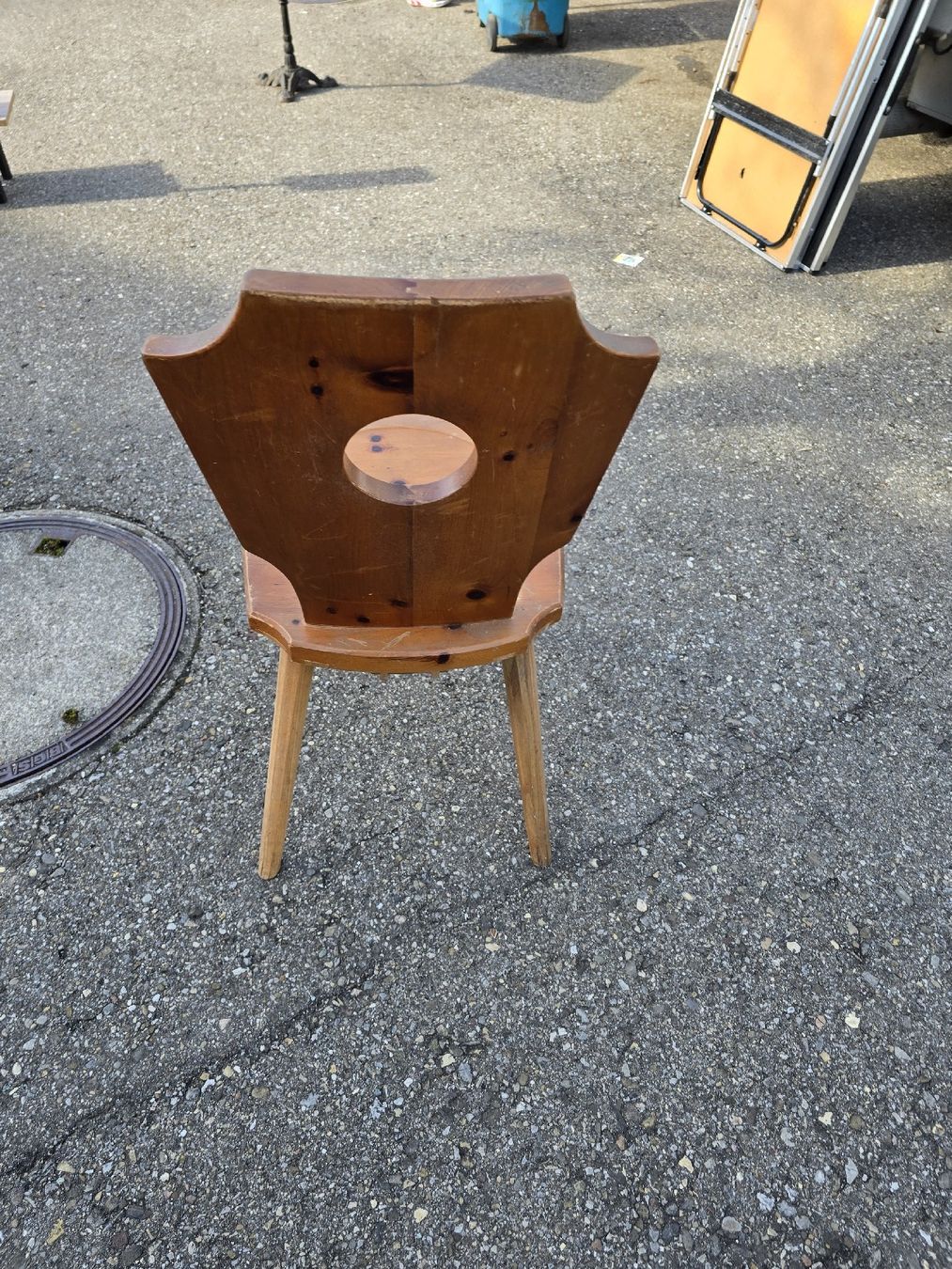 Sedie: Rustikaler Holzstuhl mit Lochmuster - Einzigartiges Design! – Usato da Mettlen venduto da elios0888 5