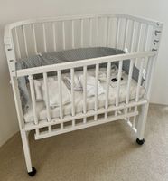 Babybett von Baby-Bay mit Matratze, Nestchen und Zubehör.