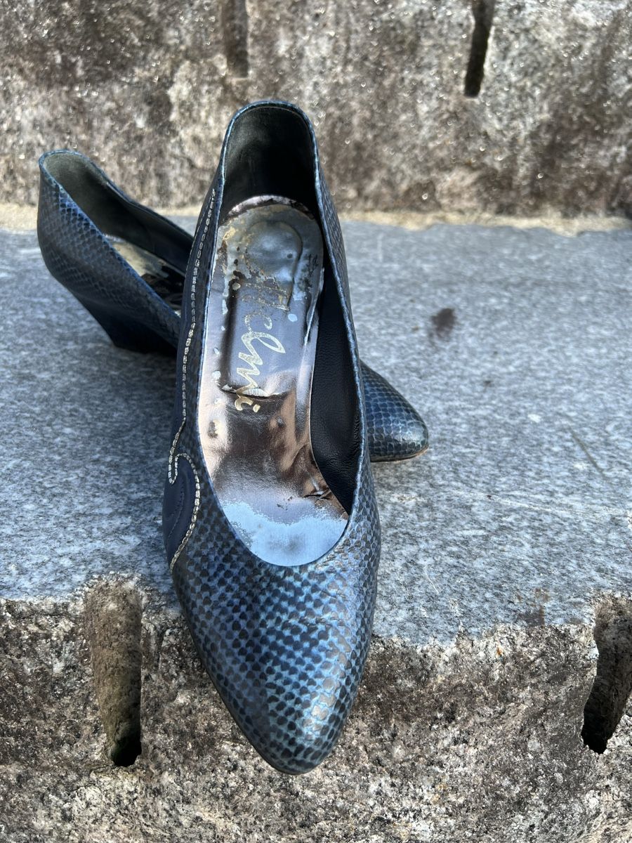 Scarpe da donna: Pumps blau Schlangenoptik Grösse 39.5 – Usato da Betschwanden venduto da Dognose 1