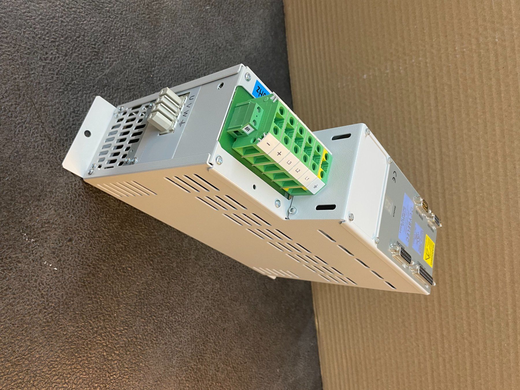 Unità & Adattatore: VARIAT. 3x400VAC/9-18A, SF – Nuovo e nell'imballaggio originale da Yverdon-les-Bains venduto da CYBELEC 1