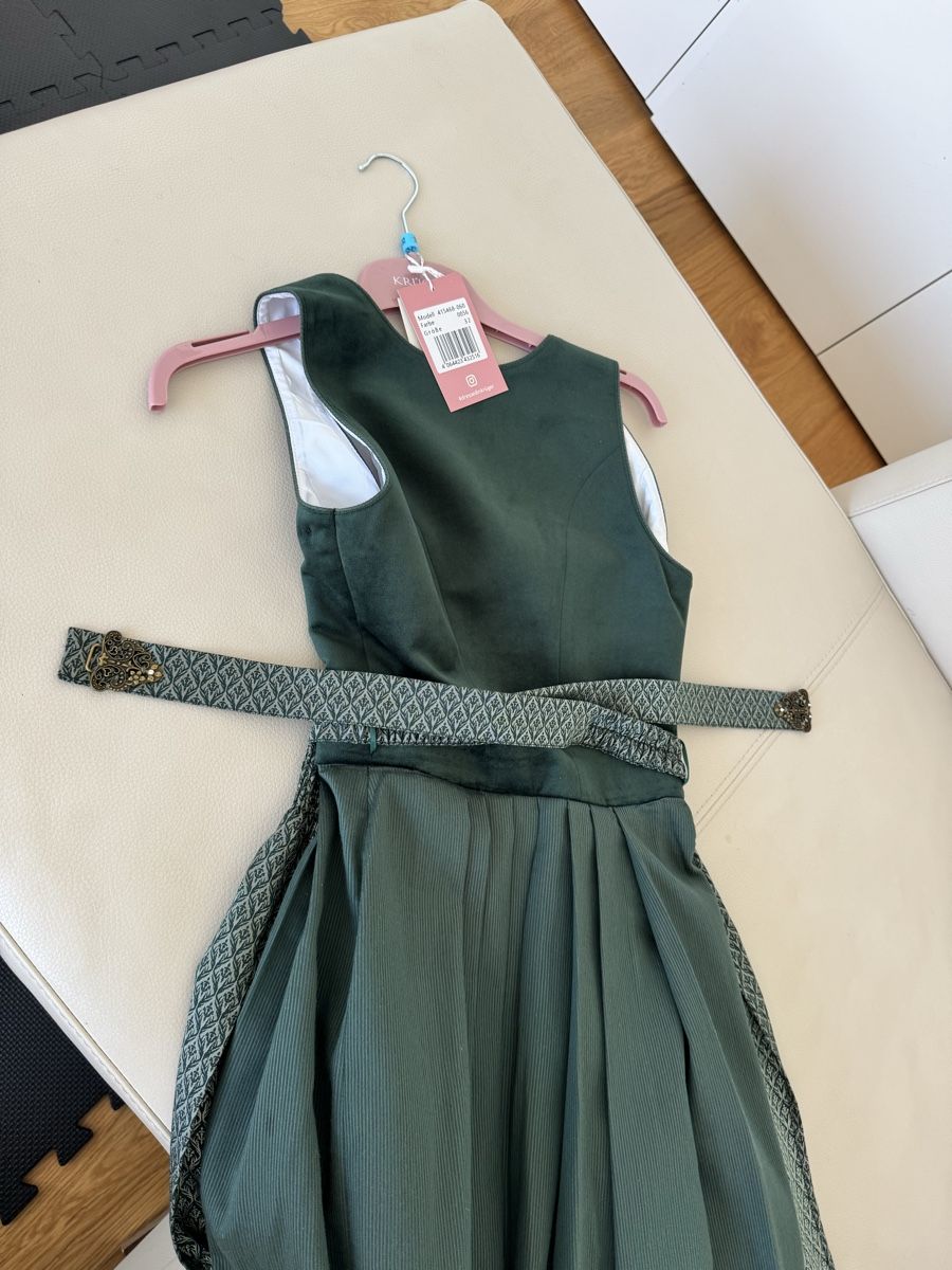 Costumi: Krüger Dirndl dunkelgrün Samt – Nuovo e nell'imballaggio originale da Zürich venduto da LuxuryJewellery 2