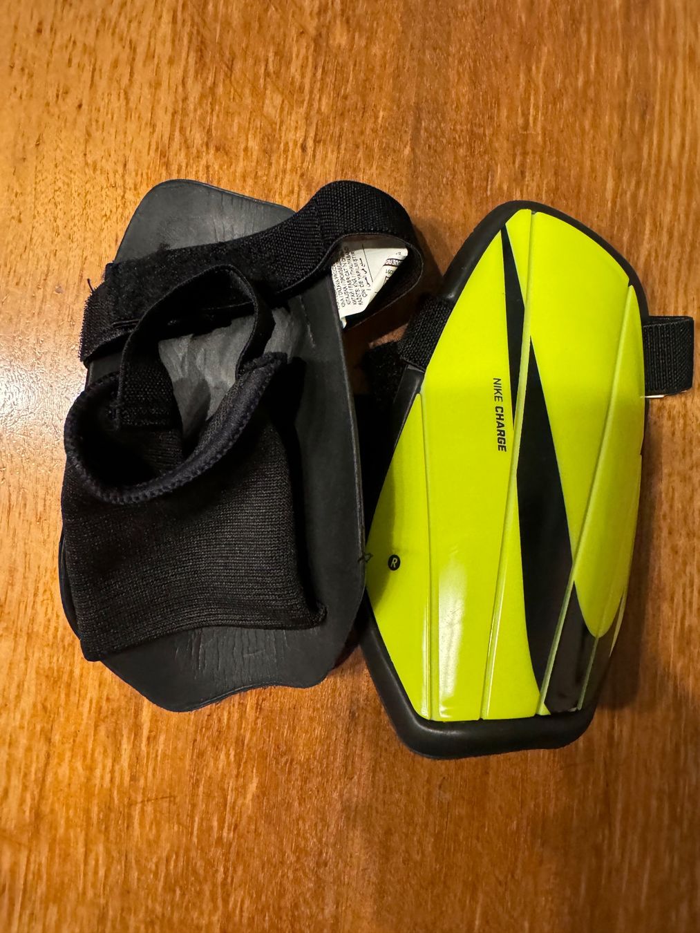 Nike Protezioni & Imbottiture: Schienbeinschoner Firma Nike – Usato da Häuslenen venduto da jur_t65b