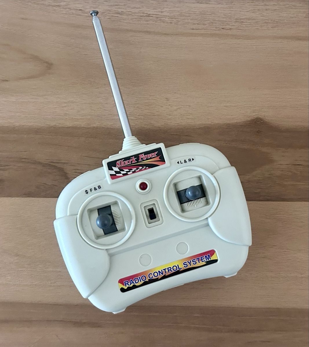 Modellismo RC: Bateau télécommandé Shark Power rouge – Usato da Chêne-Bougeries venduto da Assouille 7