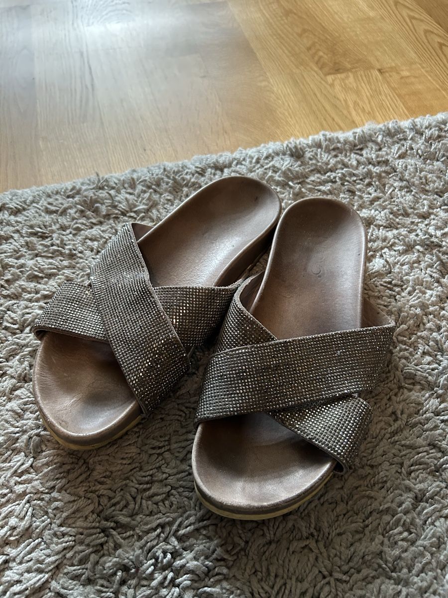 Scarpe da donna: Inuovo Slipper Grösse 40 – Usato da Arnegg venduto da LadinaR94
