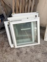 2 Fensterrahmen und 4 Fenster aus Holz zu verschenken