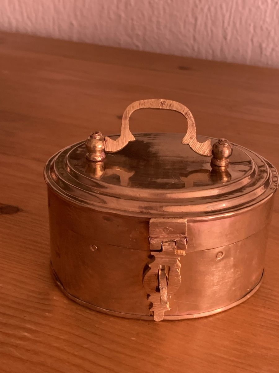 Barattoli: Kleine Schmuckdose aus Messing oval mit Deckelgriff – Usato da Nunningen venduto da silvermoon68 7