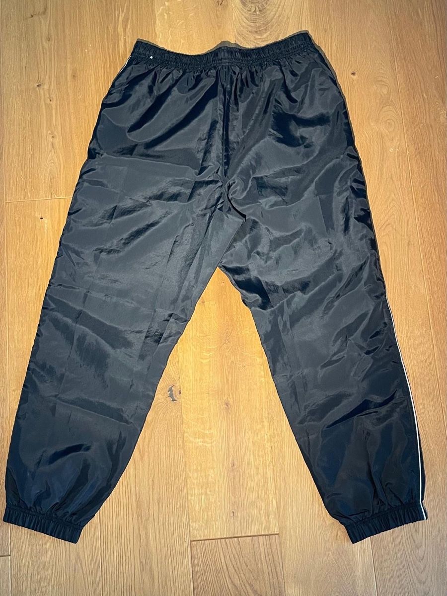 Nike Pantaloni: Nike Trainerhose schwarz – Usato da Altendorf venduto da Kabuzze 1