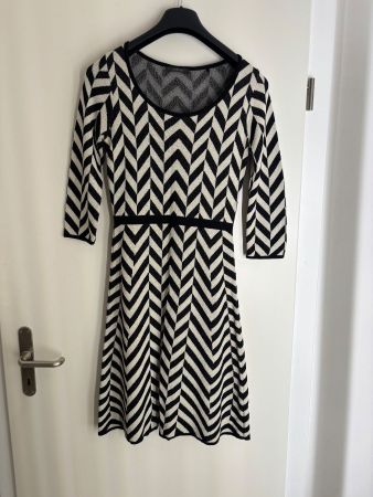 Schönes Esprit Strickkleid, Grösse S, schwarz-weiss