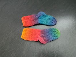 Handgestrickte bunte  Kindersocken Fusslänge 13 cm