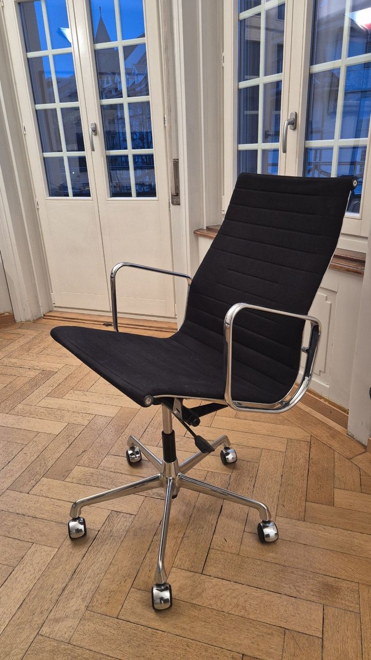 Eames Stühle: Eames Aluminium Chair (Vitra) – Defekt aus Bern von Gregonetwo 1