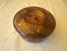 Boîte à sous-verres en bois sculpté pièces bon état