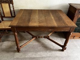 Antiker Tisch mit 4 Stühlen 