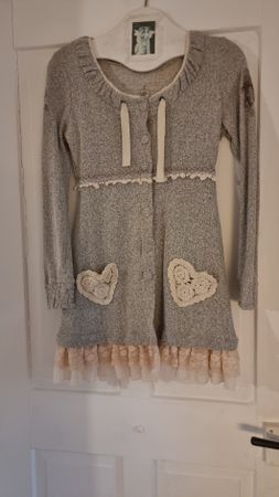 süsse neuwertige Cream Stickjacke Kleid gr M