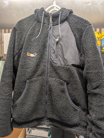 Fleecejacke mit Kapuze schwarz mit Applikation Grösse M