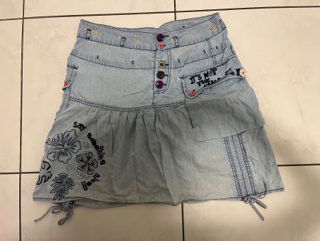Sommerlicher Jeansrock mit Stickereien, Grösse 40/M