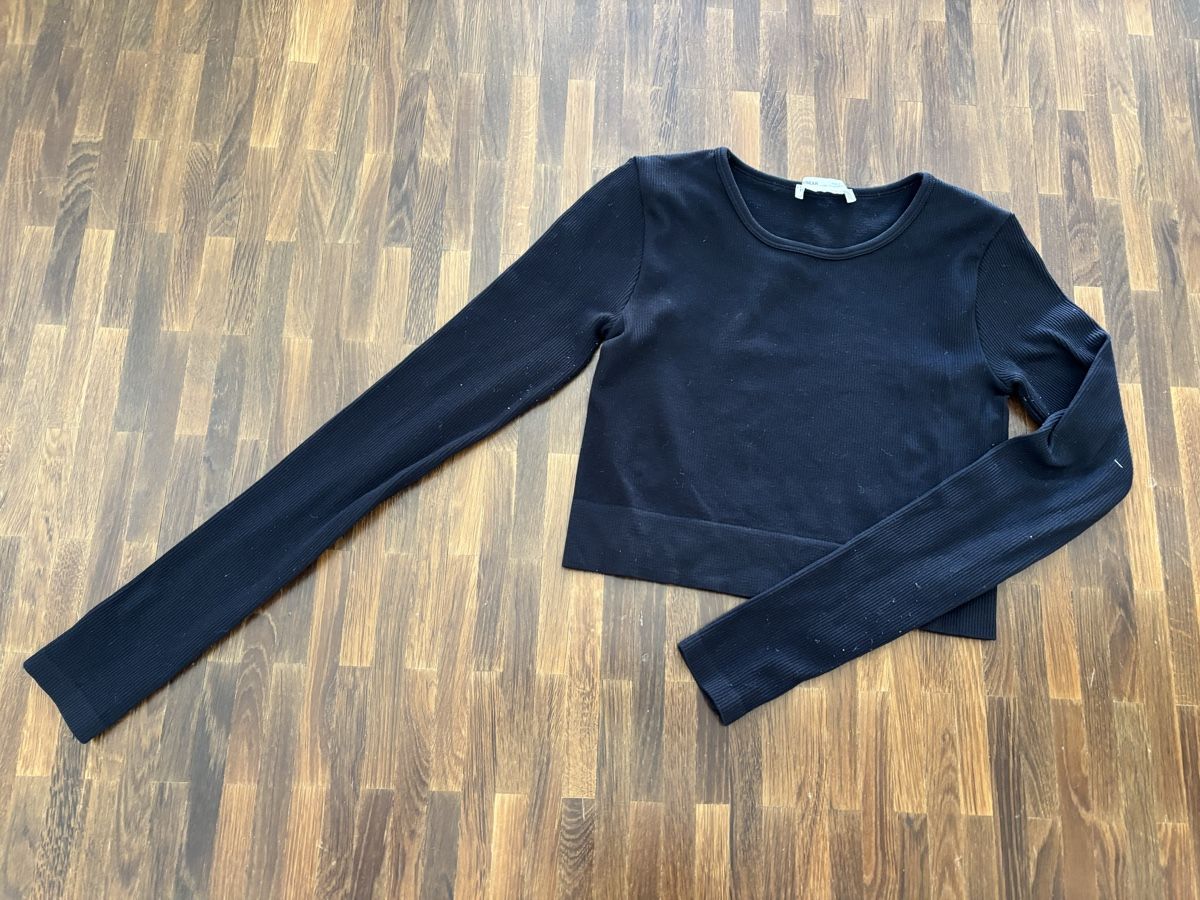 Tops: Pull & Bear Langarmshirt Crop Schwarz Grösse XS  – D'occasion à Hinwil par liviipivii