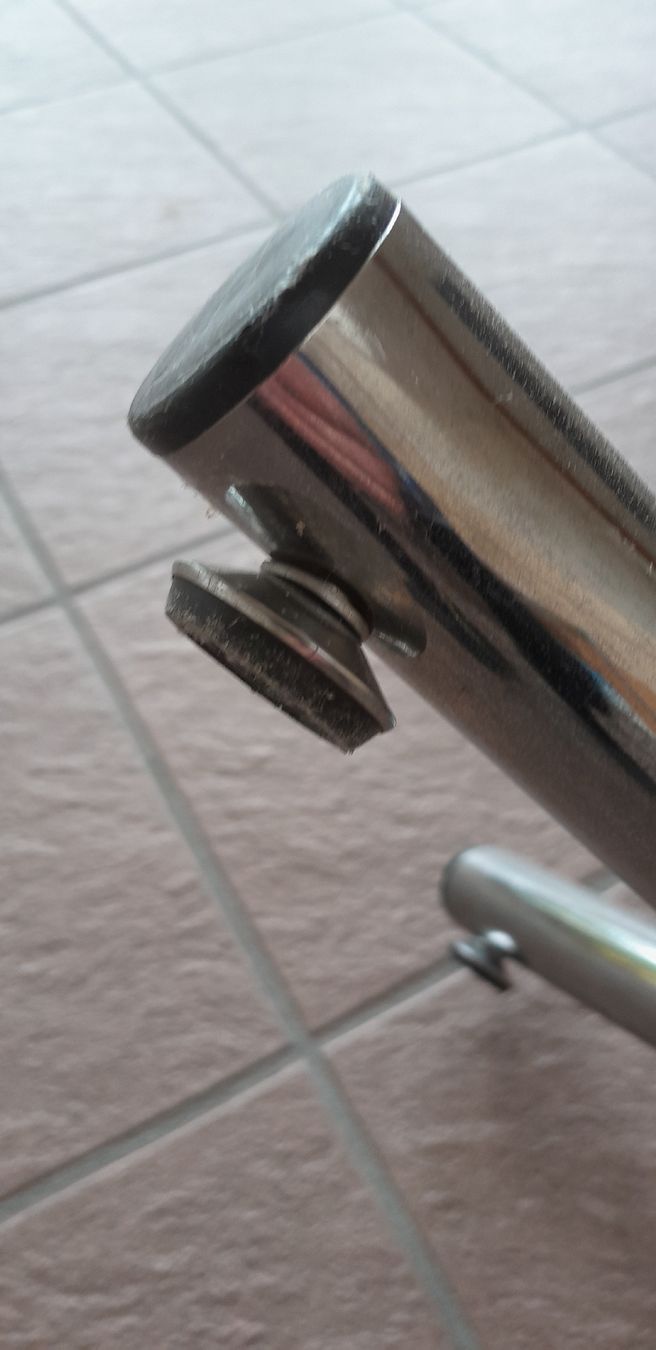 Tavoli: quadratischer Tisch – Usato da Windisch venduto da Hasel42 1
