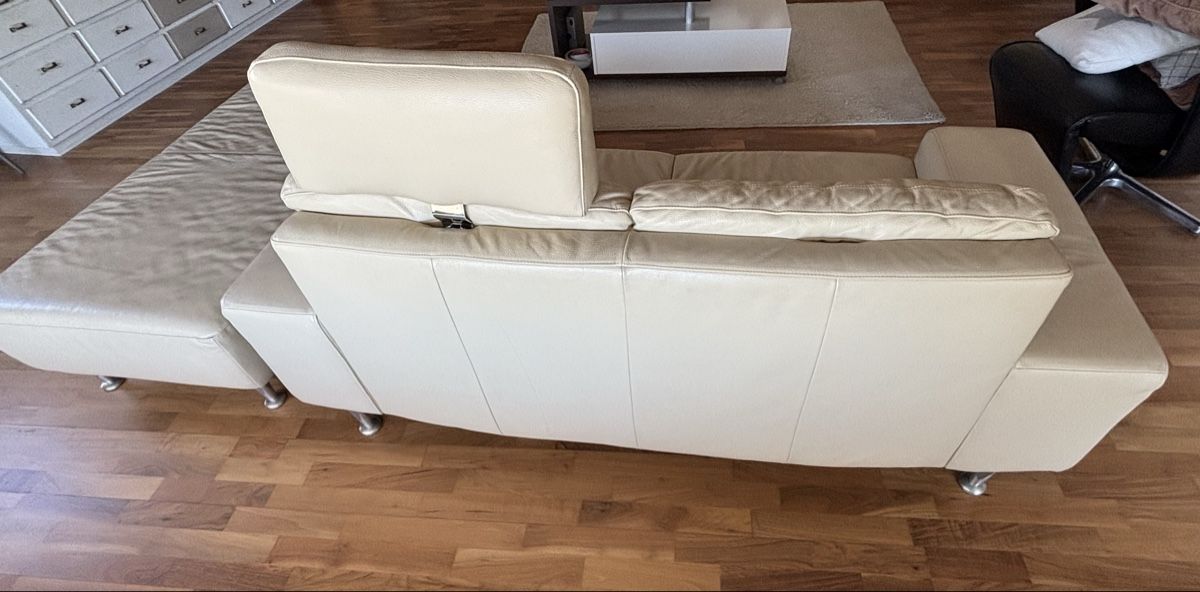Divani: 2-er Sofa und 2-er Hocker Leder – Usato da Hinwil venduto da Spazzo 2