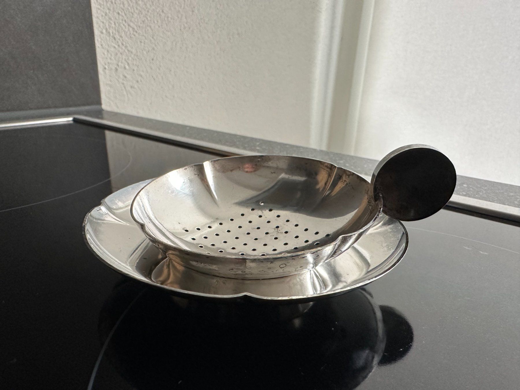 Set di piatti: Vintage Teesieb mit Ablageschale versilbert – Usato da Luzern venduto da Tsugumi0 1