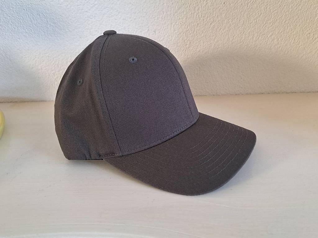 Copricapi, berretti & cappellini: Baseball Cap Flexfit Grau – Usato da Rupperswil venduto da White-Dove 1