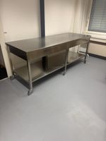 Grande table de travail en inox avec roulettes bon état