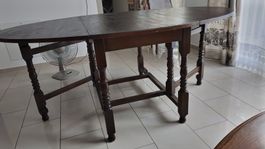 Sehr schöner massiv Holz oval Esstisch. Sehr Praktisch.