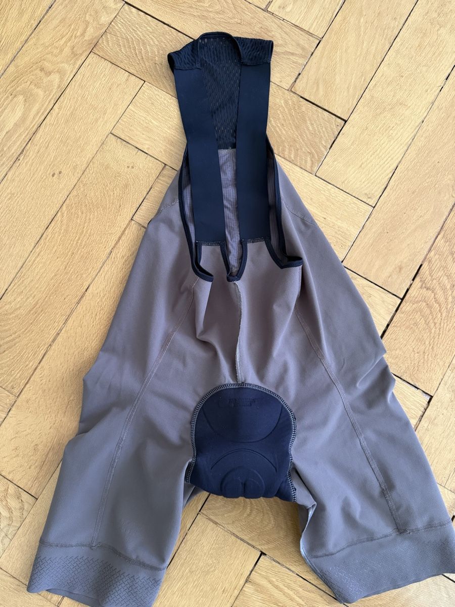 Altro in  Abbigliamento & Accessori: Pas Normal Studios Cargo Bib (Gravel) – Usato da Zürich venduto da cecamobe01 1