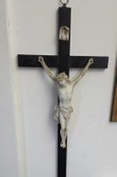 Kruzifix 19. Jh. – Holz & Biskuitporzellan Jesus am Kreuz