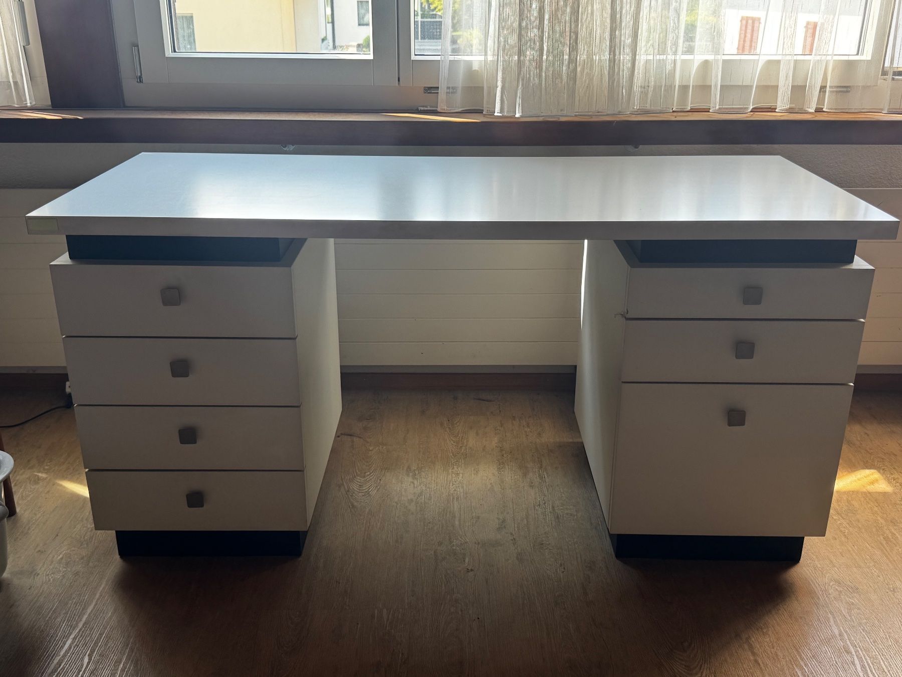 Scrivanie: Robuster Schreibtisch/Pult, weiss – Usato da Uetikon am See venduto da ber_62cf