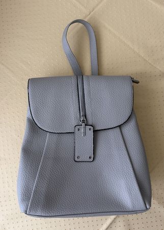 Neuwertiger, grauer Rucksack