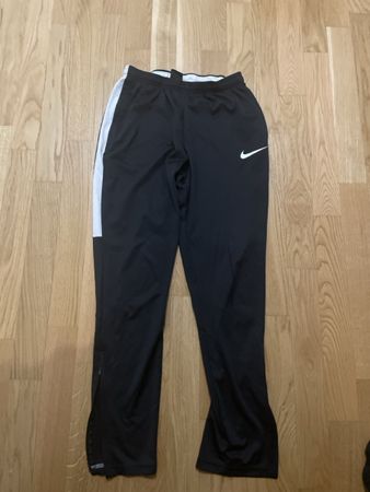 Nike, S