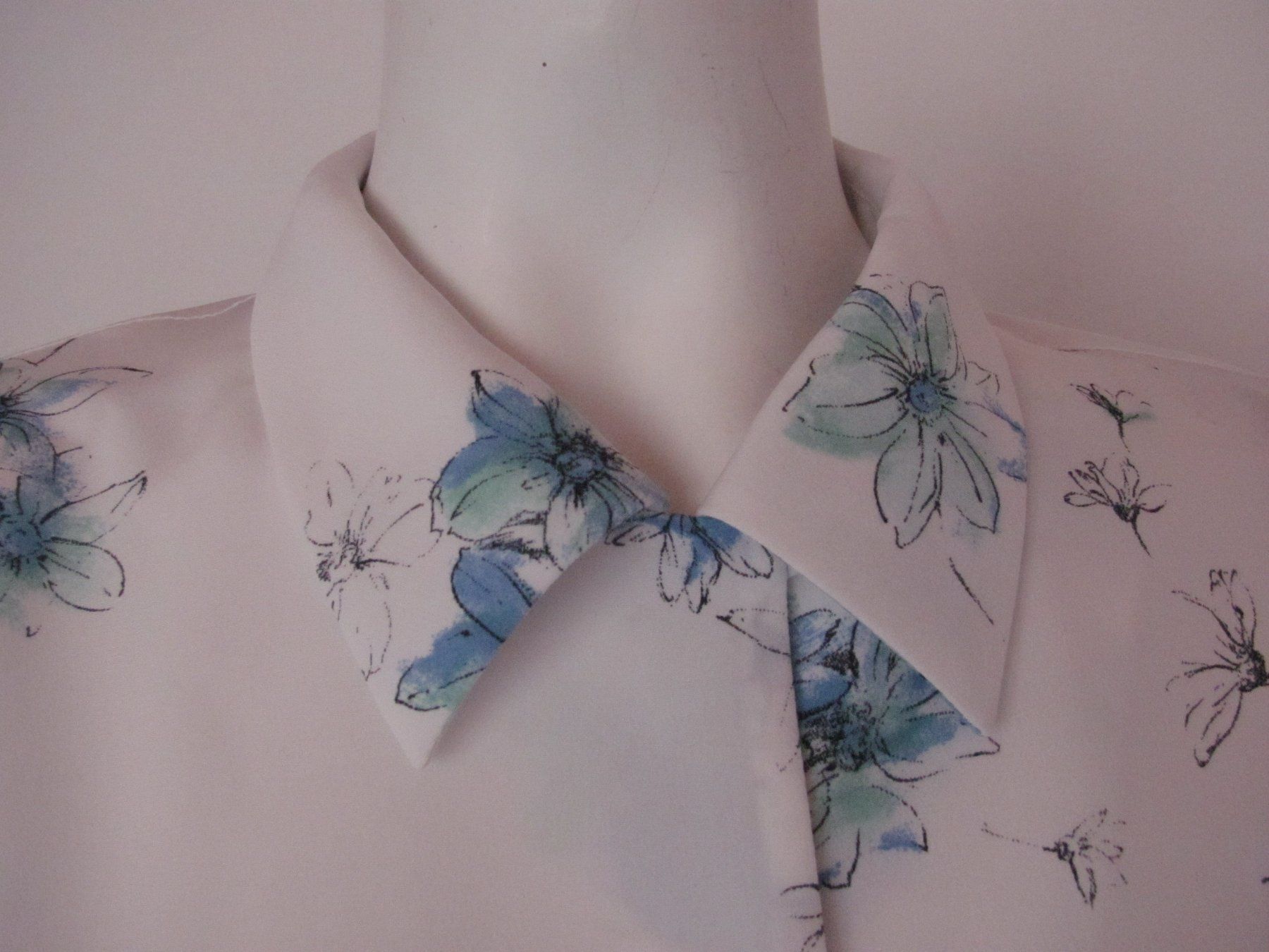 Camicette: Sommerliche Damenbluse mit Blumenmuster, Grösse 48 – Usato da Gümligen venduto da Fantapanda 2