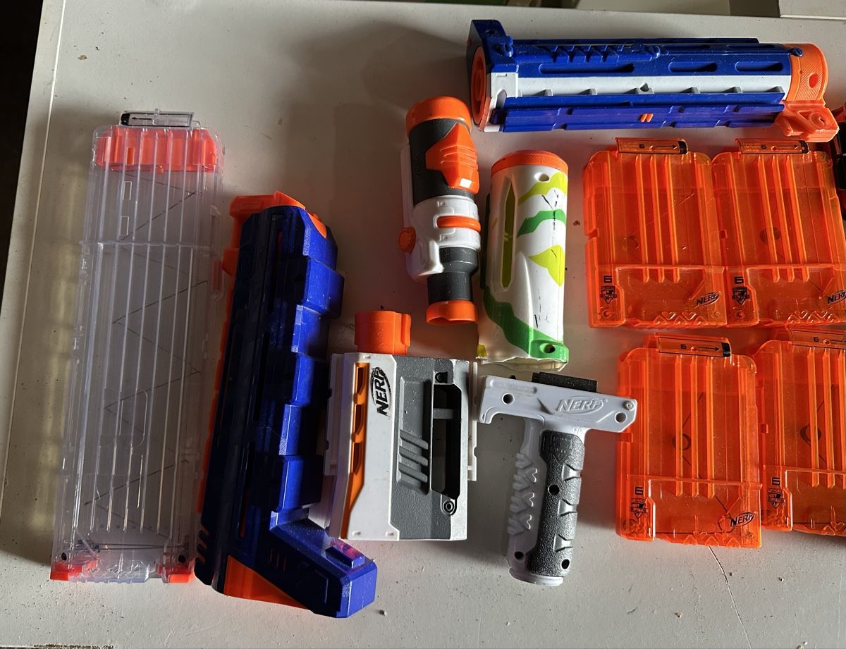 Nerf Giocattoli: Lot de Nerf et accessoires – Usato da fey venduto da Caductilometre 2