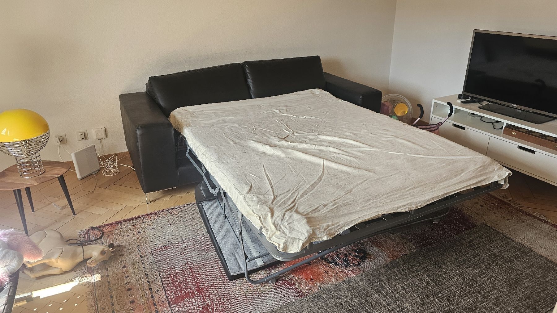 Sofas: Schlafsofa aus Kunstleder schwarz mit Bettfunktion – Gebraucht aus Zürich von Swaussie23 2