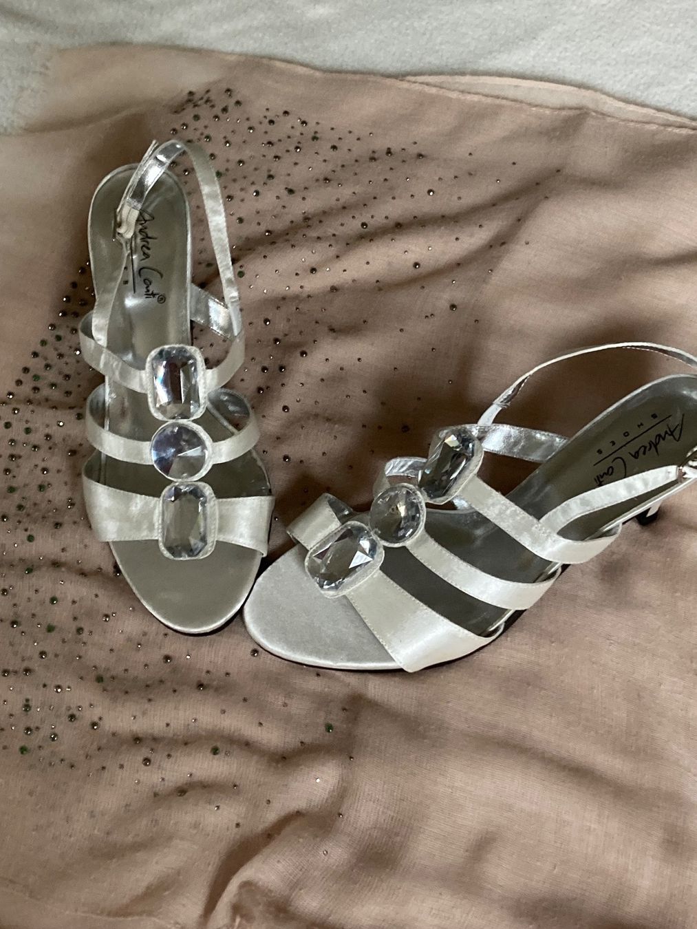 Scarpe da donna: Neue Stoff- Riemchensandalette mit Strasssteinen – Nuovo (secondo la descrizione) da Dietikon venduto da ebegab