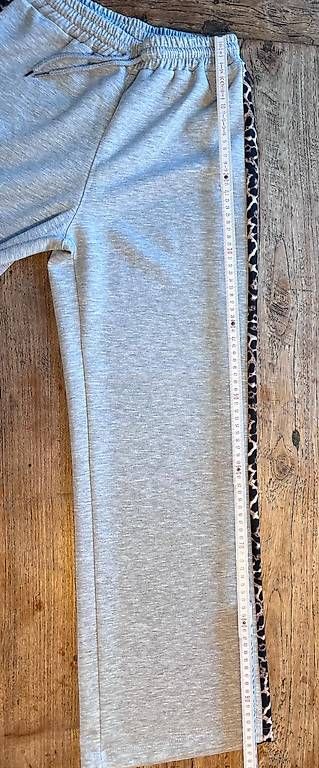 Pantaloni: Trainingshose grau mit Leopard Muster. Gr. S-M. – Usato da Zürich venduto da Sunnyflower97 4