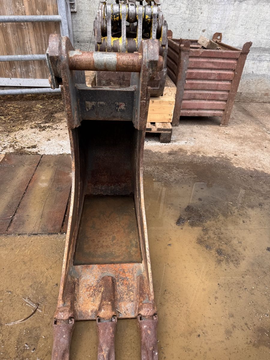 Menzi Muck Excavateurs: Baggerlöffel Menzi Muck – D'occasion à Stierva par Gl.farrer