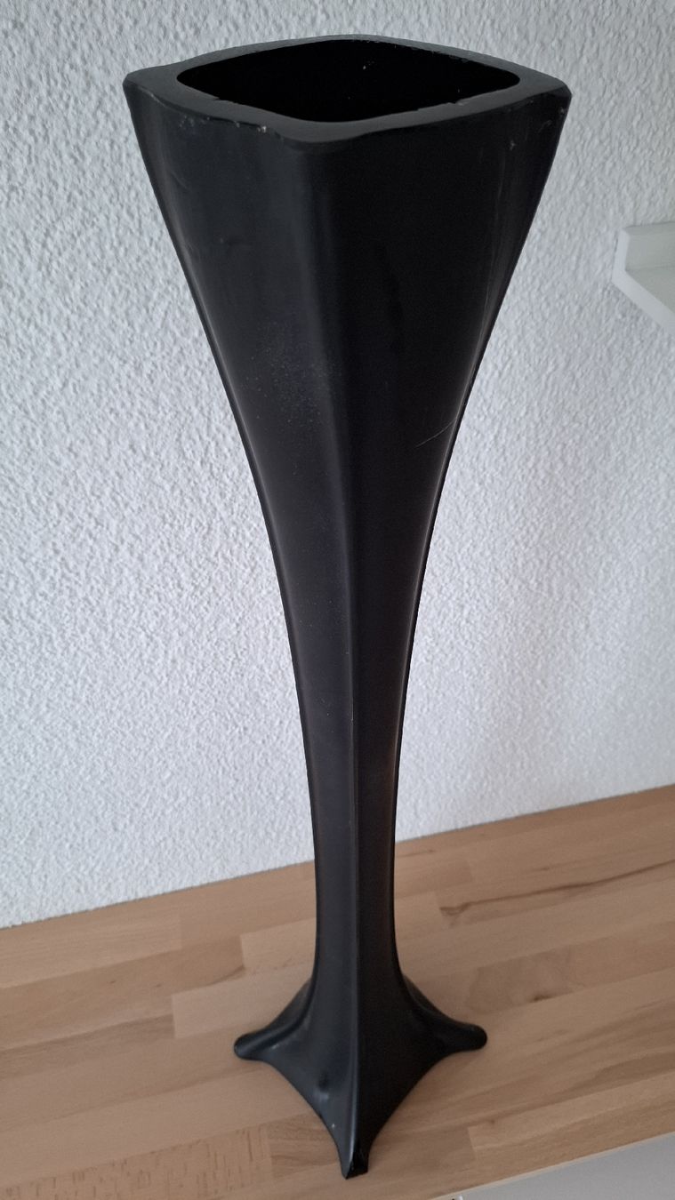Vasen & Gefässe: Schwarze, hohe Vase, stilvoll, 72cm, – Gebraucht aus Emmen von Tigerlady
